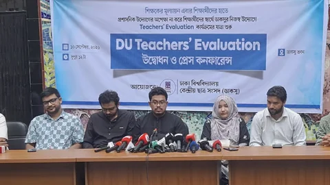 শিক্ষক মূল্যায়ন করতে গিয়ে যে প্রশ্নের মুখে ডাকসু
