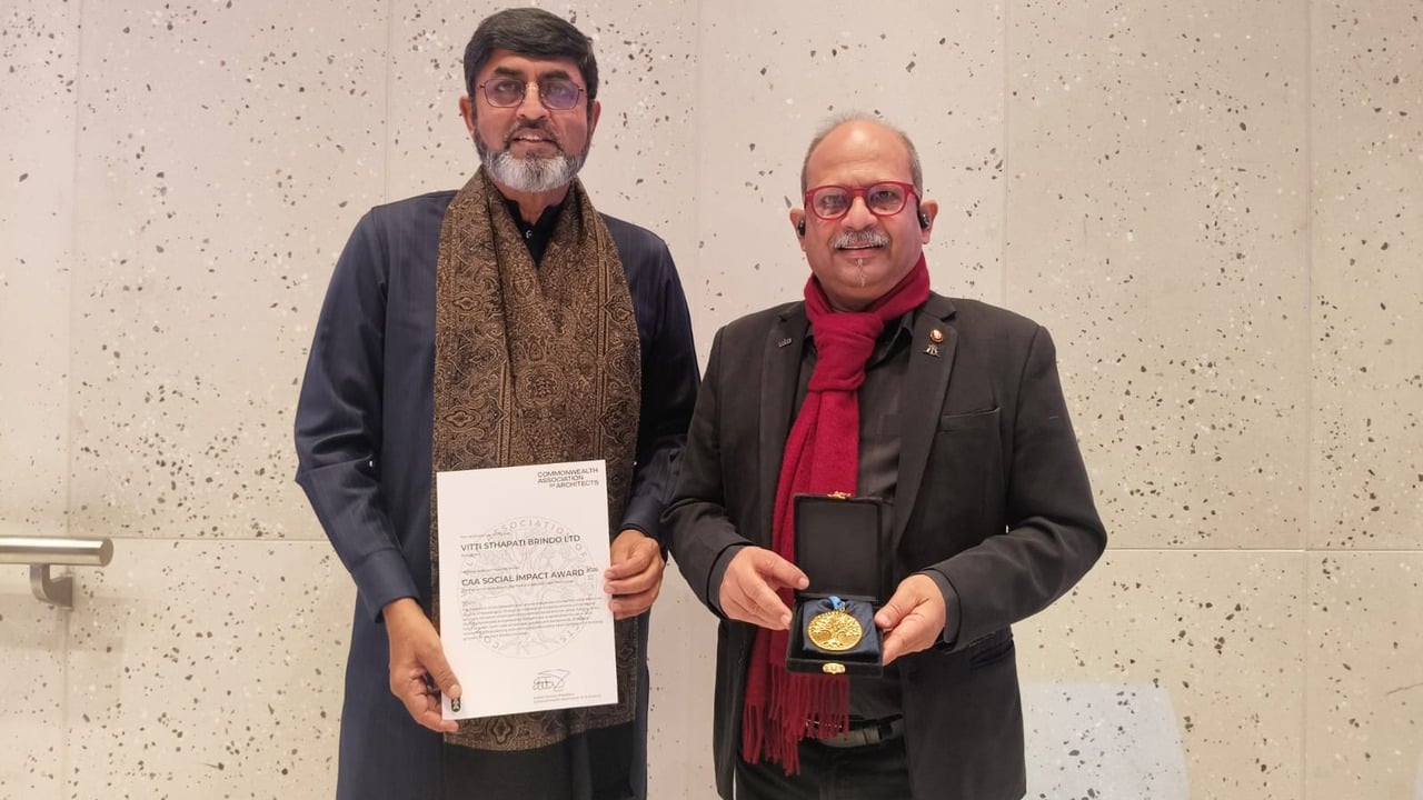 সিএএ স্যোশাল ইম্প্যাক্ট এওয়ার্ড হাতে ‘ভিত্তি স্থপতিবৃন্দ লিমিটেড’-এর দুইজন কর্ণধার