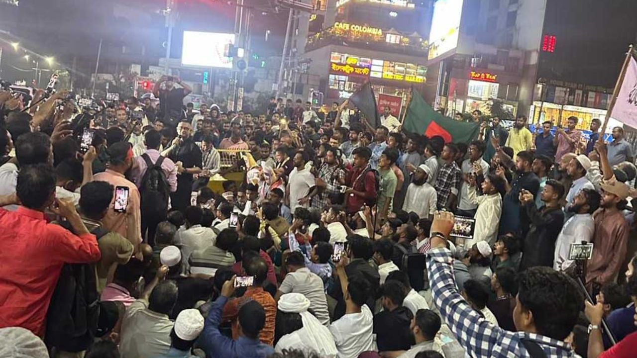 পুশ ইনের প্রতিবাদে ভারতীয় দূতাবাস অভিমুখে আজাদ পার্টির মিছিল
