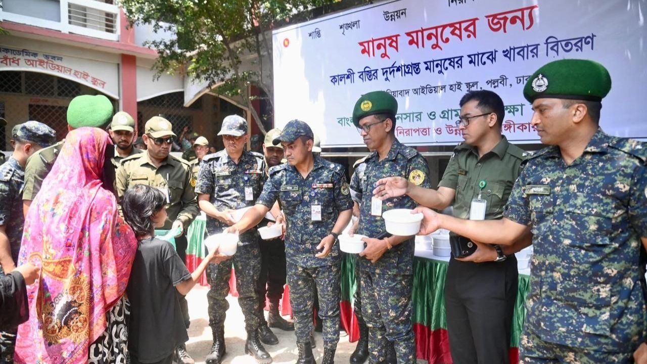 কালশী বস্তির অগ্নিকাণ্ডে ক্ষতিগ্রস্তদের পাশে আনসার-ভিডিপি