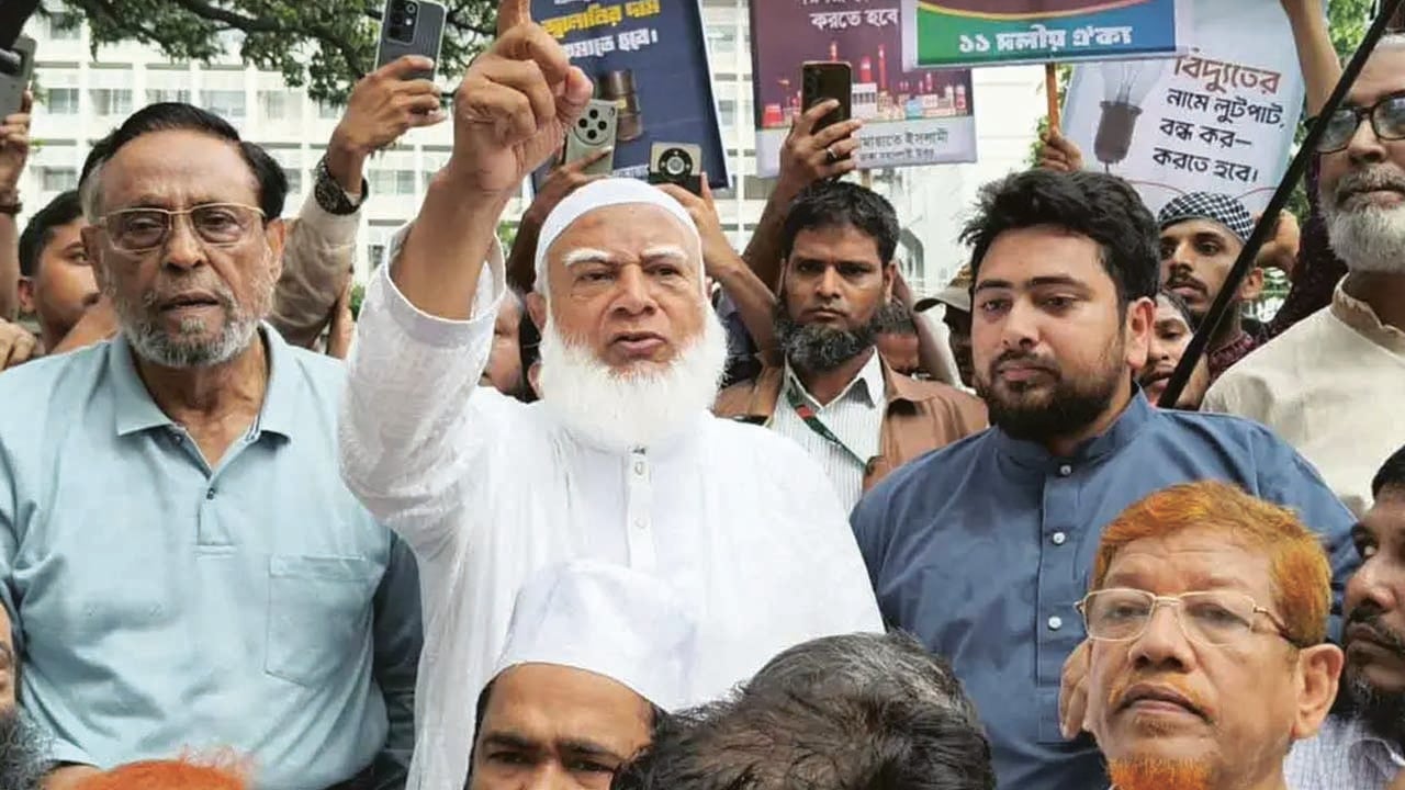 জনগণের দাবি আদায়ে সচিবালয়ের সামনে ১১ দলীয় ঐক্যের অবস্থান