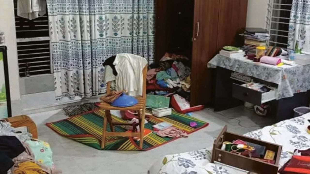 বিচারকের বাসা থেকে হীরার আংটি চুরি 