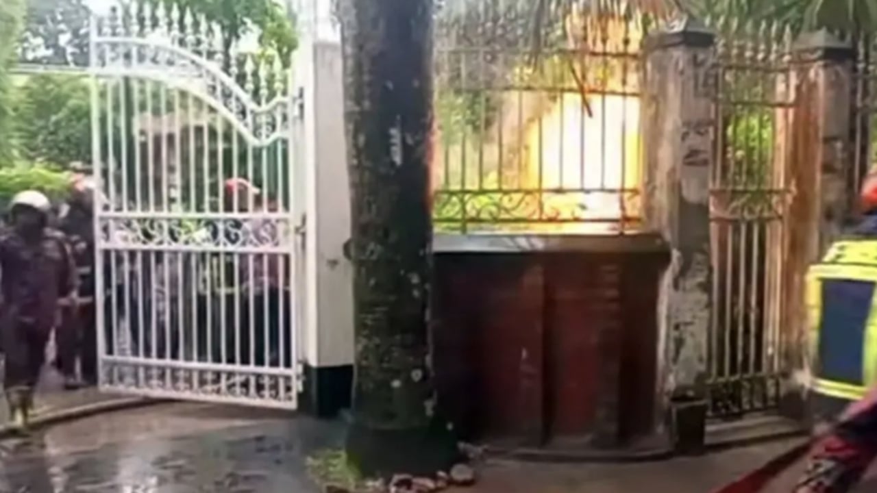 বজ্রপাত থেকে জ্বালানিমন্ত্রীর বাসার সামনে আগুন
