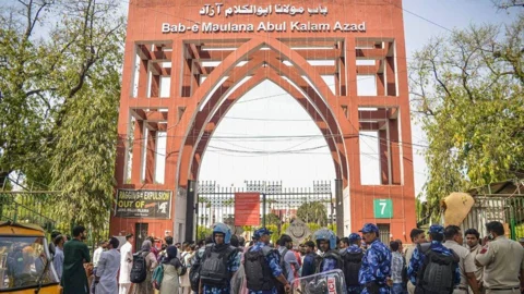 ভারতে জামিয়া বিশ্ববিদ্যালয়ে বিক্ষোভ, ‘ফ্রি কাশ্মীর’ স্লোগানের অভিযোগ