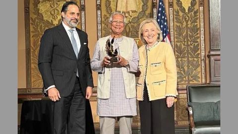 হিলারি ক্লিনটন অ্যাওয়ার্ড পেলেন মুহাম্মদ ইউনূস