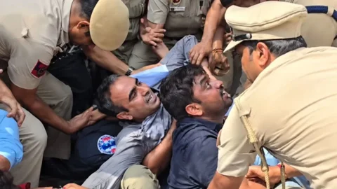ভারতে সিইসির পদত্যাগের দাবিতে যন্তর মন্তরে বিক্ষোভ, আটক ৭ শতাধিক
