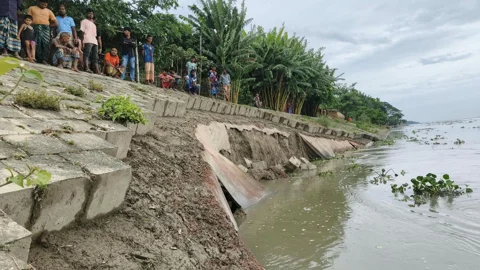 ব্রহ্মপুত্র নদের তীর রক্ষা বাঁধে ধস, হুমকিতে বসতবাড়ি