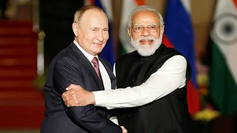 মার্কিন শুল্কের হুমকি উড়িয়ে রুশ তেল কেনা নিয়ে অবস্থান স্পষ্ট করলো ভারত
