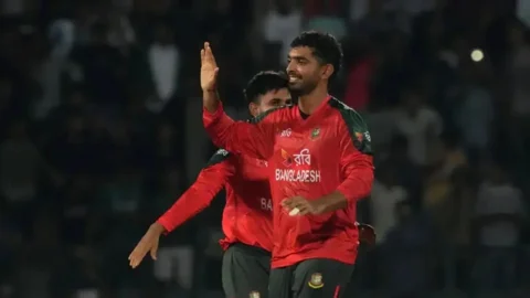 ২ উইকেট নিয়ে বাংলাদেশকে ম্যাচে ফেরালেন সাইফ