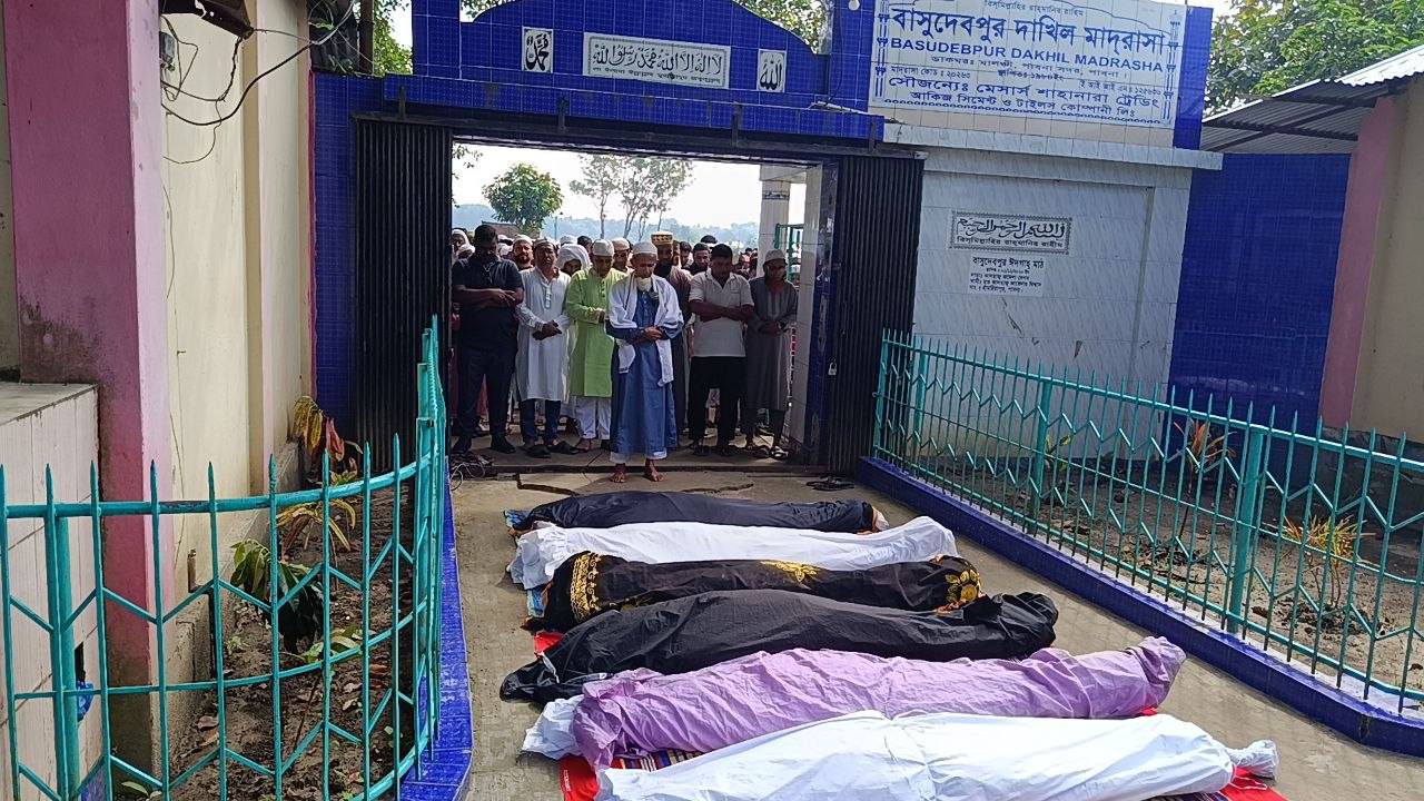 একই সঙ্গে নিহত ছয়জনের জানাজা অনুষ্ঠিত হয়। ছবি: সিটিজেন জার্নাল
