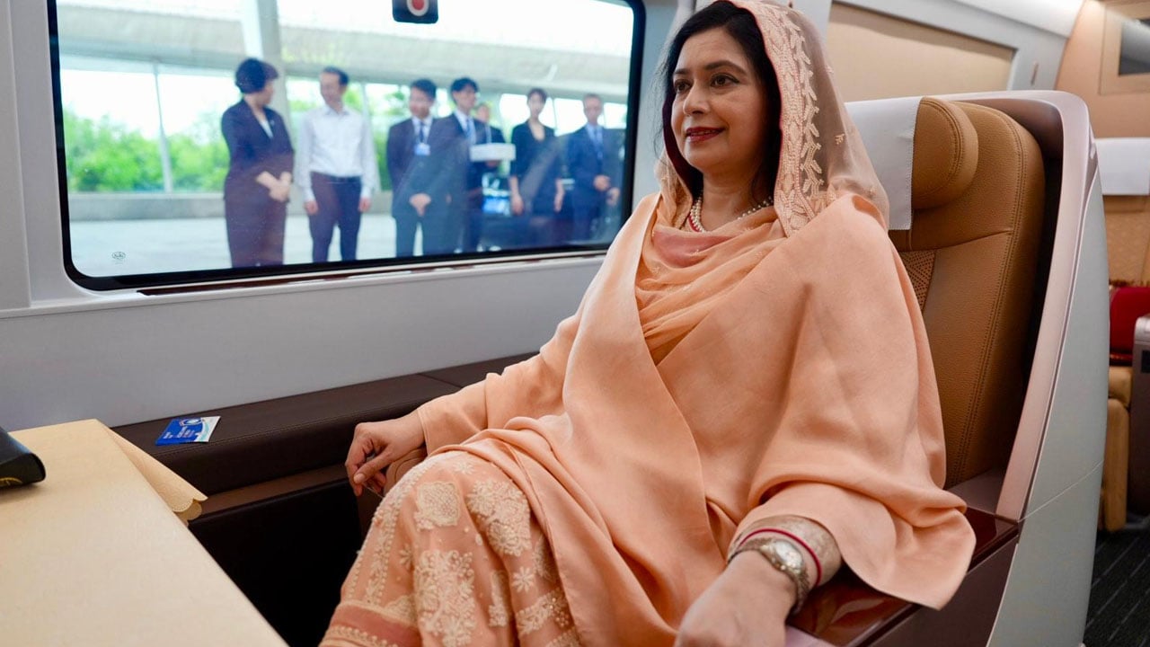 বুলেট ট্রেনে তারেক রহমানের সহধর্মিণী ডা. জুবাইদা রহমান