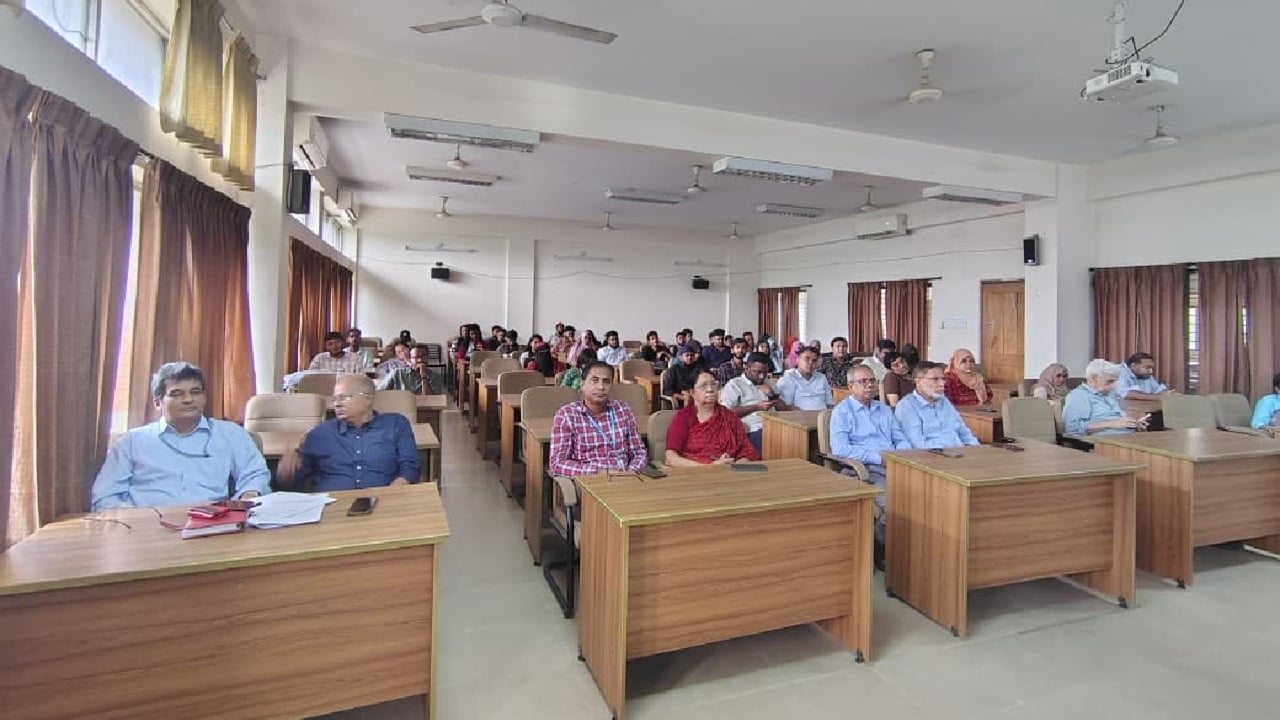 গণ বিশ্ববিদ্যালয়ের আইকিউএসির সভাকক্ষে আয়োজিত ‘চৈতন্যের সংকট’ শীর্ষক সেমিনার