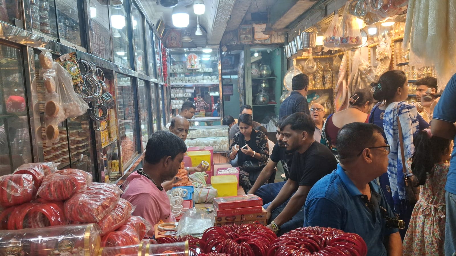 শাঁখারীবাজারে শাঁখা বিক্রির ধুম