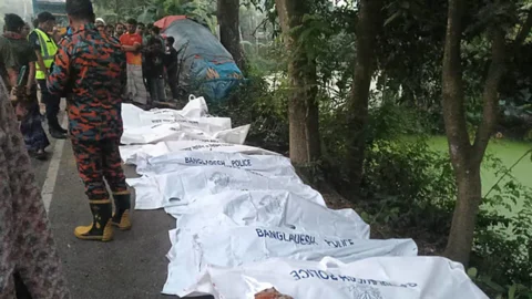 নাটোরে যাত্রীবাহী বাসের সঙ্গে ট্রাকের সংঘর্ষ, নিহত ১০