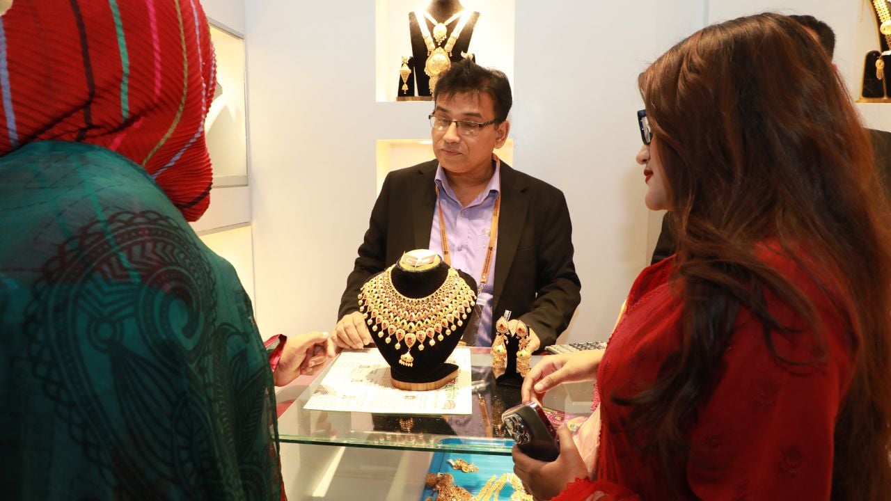 দুই দফা বাড়ানোর পর আজ যে দামে বিক্রি হচ্ছে স্বর্ণ