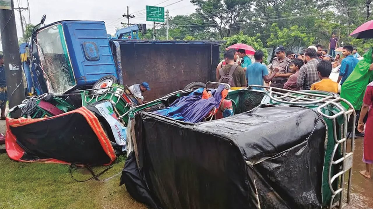 খুলনায় ট্রাক-অটোরিকশার সংঘর্ষে নিহত ২