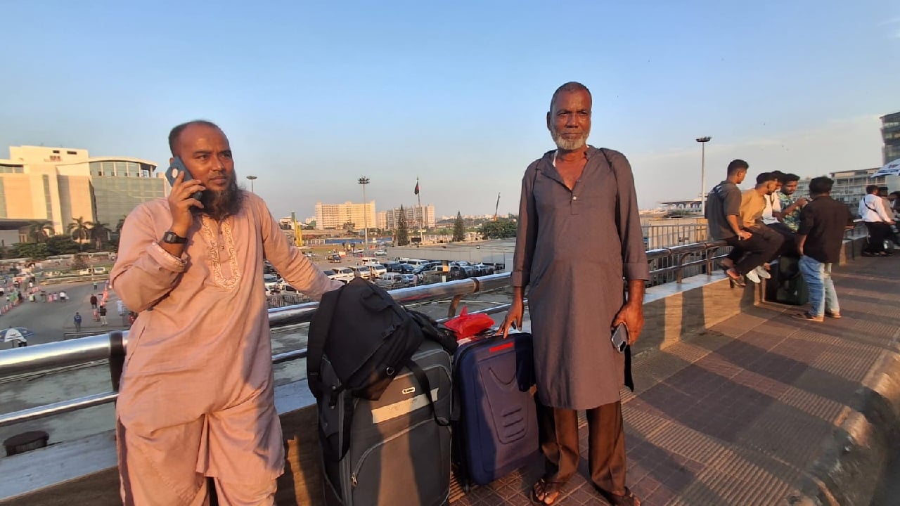 নতুন ফ্লাইটের জন্য দীর্ঘ সময় অপেক্ষা করতে হচ্ছে সৌদিগামী যাত্রী আব্দুস ছালাম খানকে। ছবি: সিজেডএন টোয়েন্টিফোর
