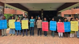 জাবিতে অপরিকল্পিত উন্নয়ন বন্ধের দাবিতে মানববন্ধন