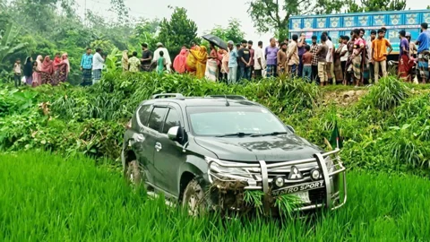 পথচারীকে বাঁচাতে গিয়ে ধানক্ষেতে প্রতিমন্ত্রীর গাড়ি