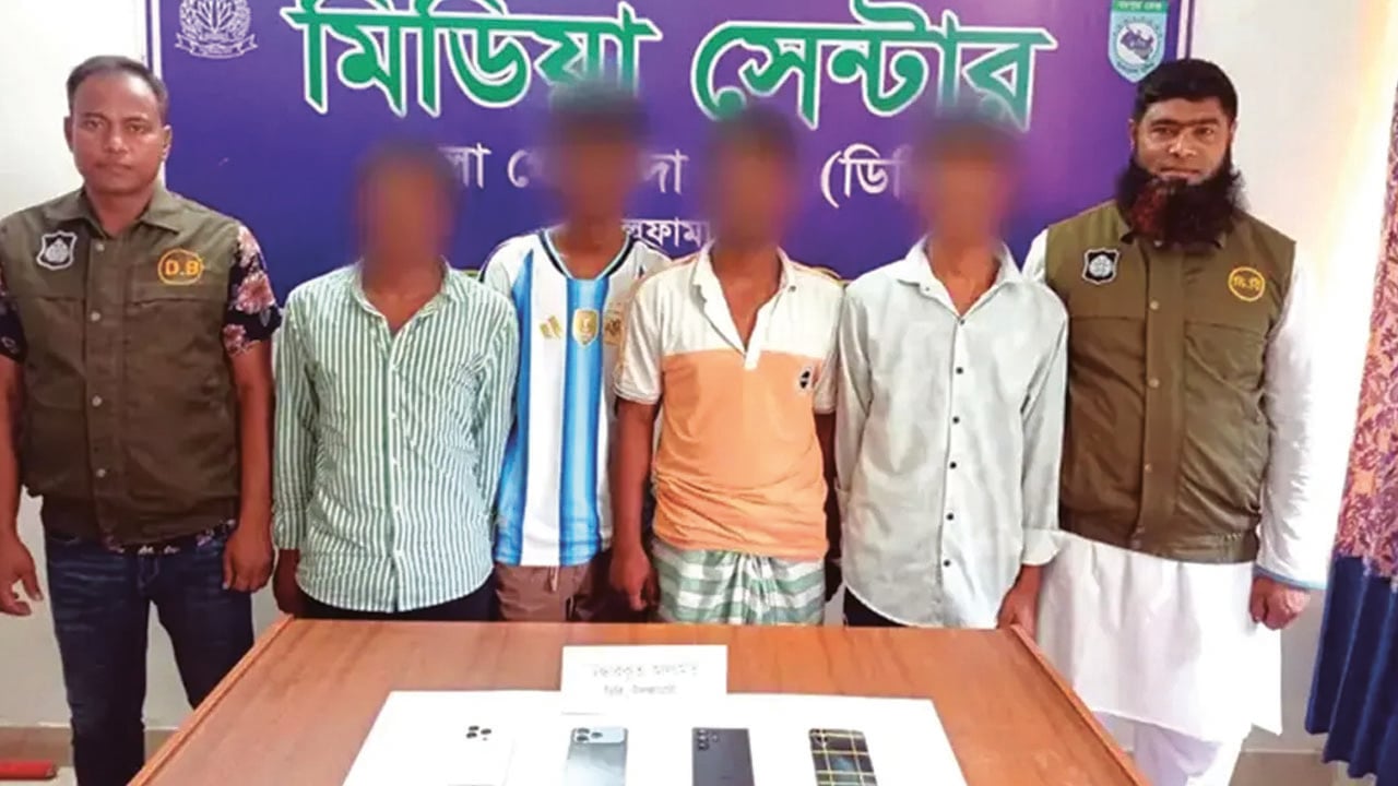 নীলফামারীতে ভিসা প্রতারক চক্রের ৪ সদস্য গ্রেপ্তার