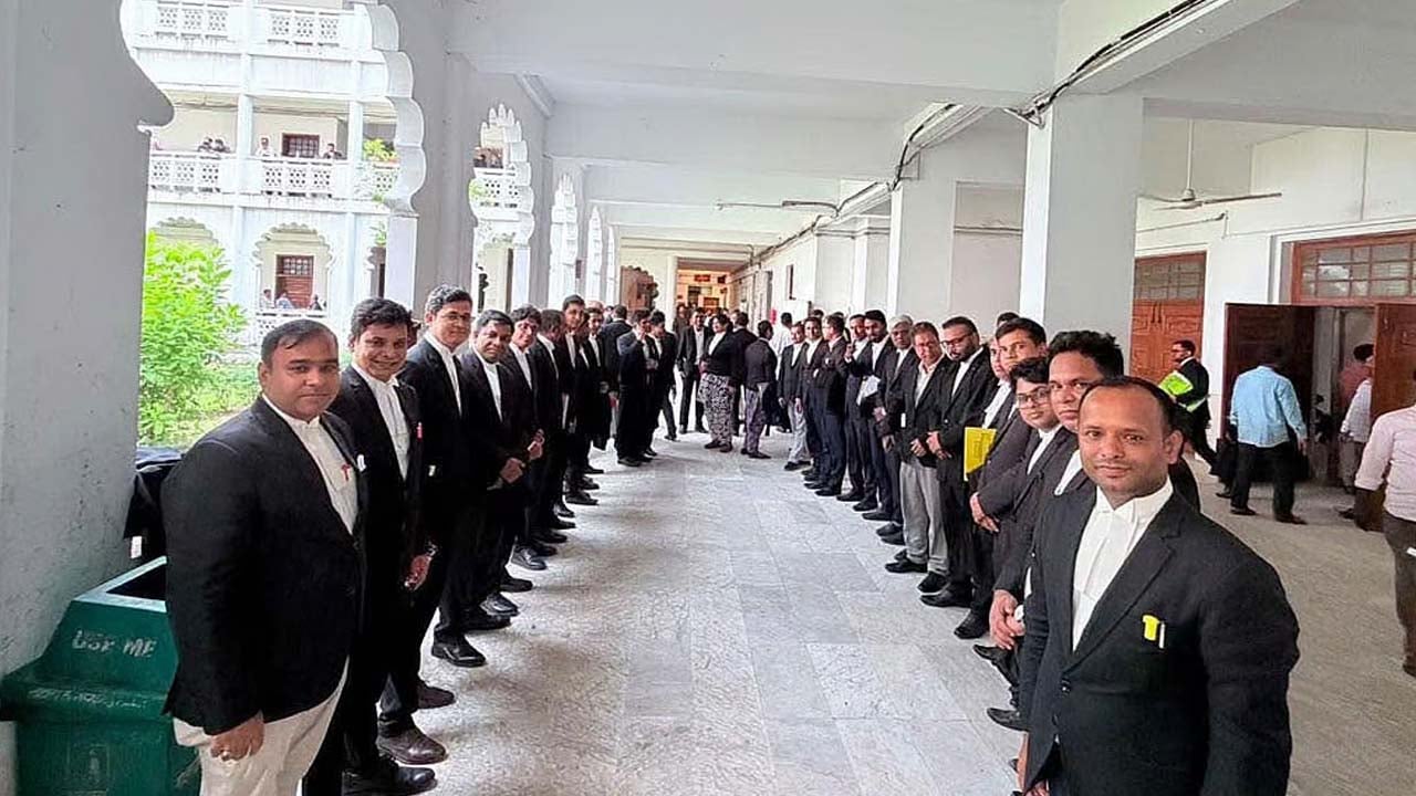 ৭ জনের ফাঁসির রায়: আওয়ামীপন্থি আইনজীবীদের ‘নীরব প্রতিবাদ’