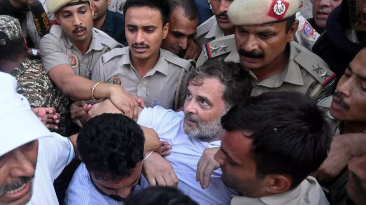 ‘পুলিশ সদস্যরা ফিসফিস করে বলেছেন, এই সরকারকে হটান’