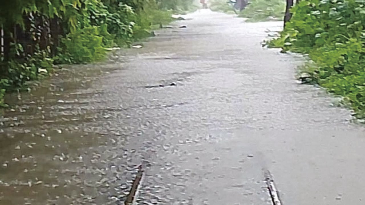 চট্টগ্রামে পানির নিচে রেললাইন, আটকা ‘পর্যটক এক্সপ্রেস’