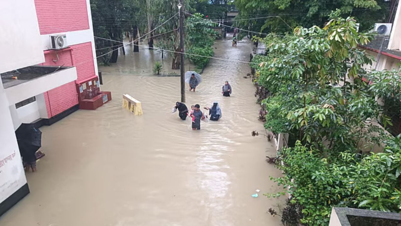বন্যায় দুর্বিষহ জীবন, মিলছে না ত্রাণ 