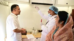 নিরাপদ খাদ্য পরীক্ষার ভ্রাম্যমাণ ল্যাব পরিদর্শনে প্রধানমন্ত্রী