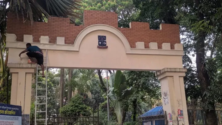 ওসমান হাদির নাম সরিয়ে ঢাবির হলের ফটকে ফিরলো শেখ মুজিবুর রহমানের নাম
