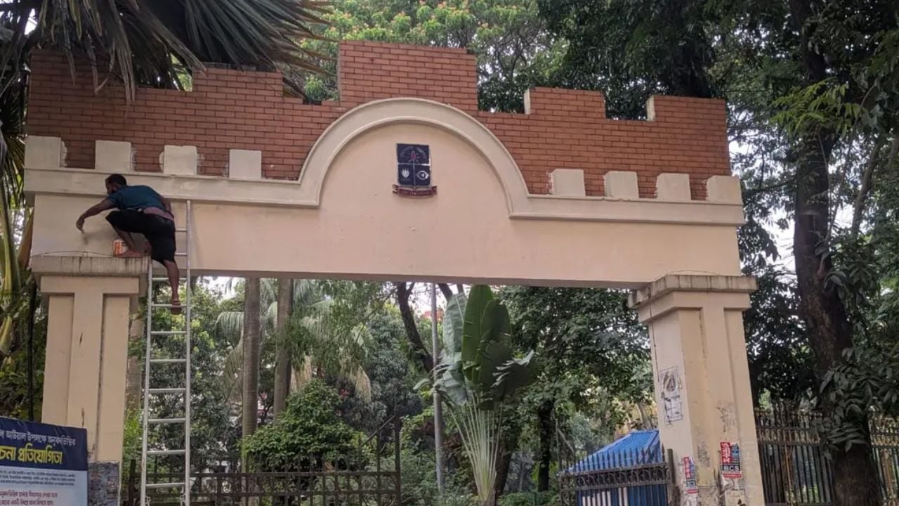 ওসমান হাদির নাম সরিয়ে ঢাবির হলের ফটকে ফিরলো শেখ মুজিবুর রহমানের নাম