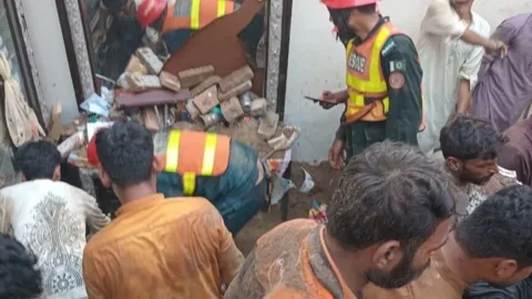 পাকিস্তানে স্কুলের ছাদ ধসে ১৭ শিক্ষার্থীর মৃত্যু