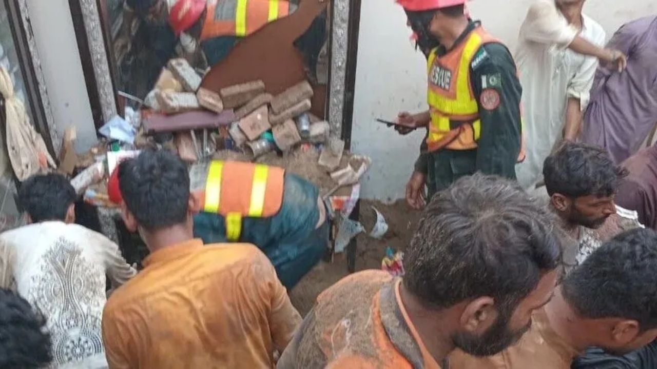 পাকিস্তানে স্কুলের ছাদ ধসে ১৭ শিক্ষার্থীর মৃত্যু