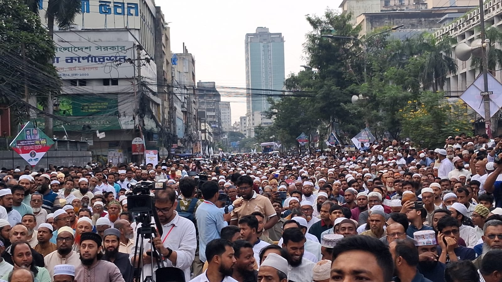 মতিঝিল শাপলা চত্বরে ১১ দলীয় ঐক্যের সমাবেশে নেতাকর্মী ও সমর্থক। ছবি: সিজেডএন টোয়েন্টিফোর