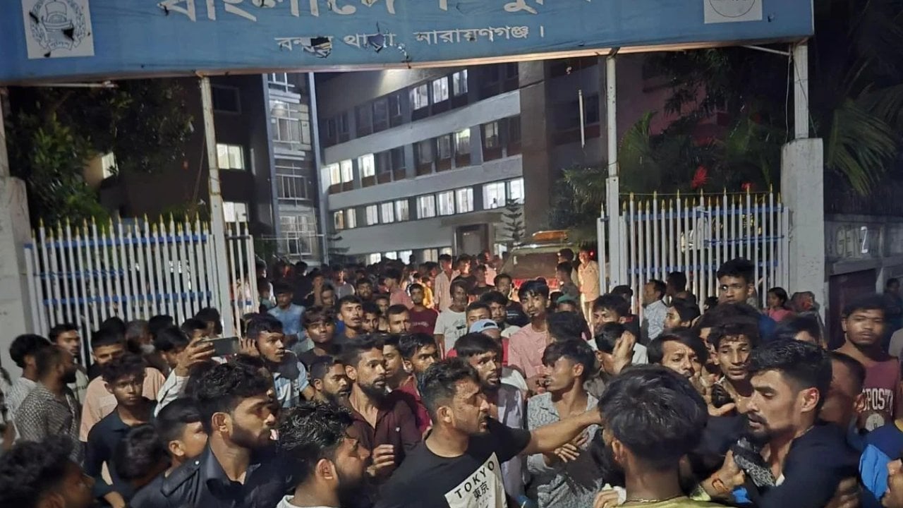 ঘুষ দাবি: মরদেহ নিয়ে থানা ঘেরাও, এসআই প্রত্যাহার