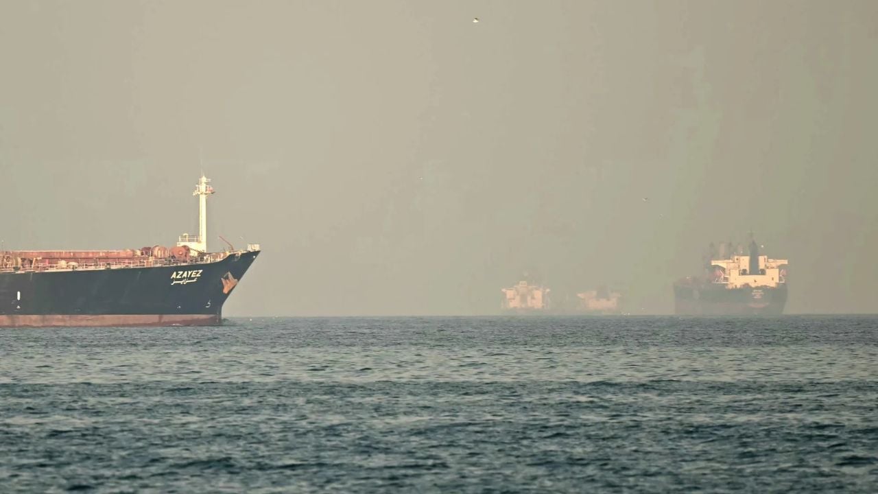 হরমুজ পার হলো পাকিস্তান ও চীনের ২ ট্যাঙ্কার
