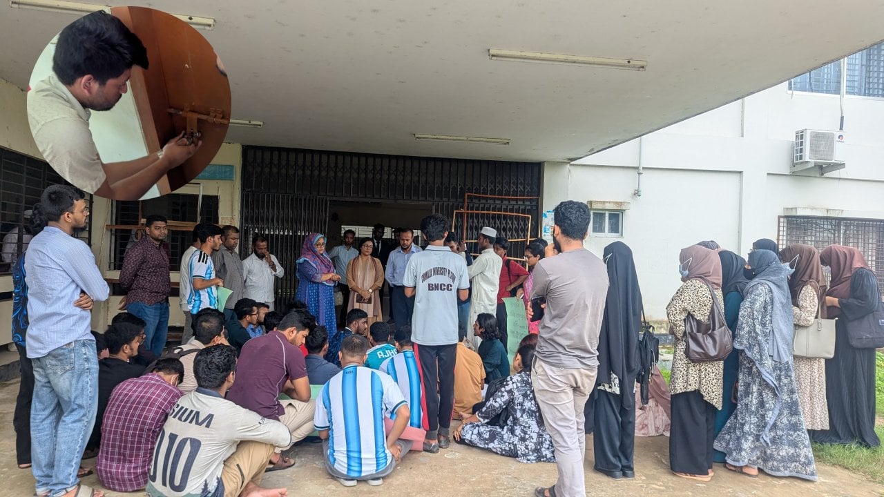 ৬ দফা দাবিতে কুবির আইন বিভাগে তালা