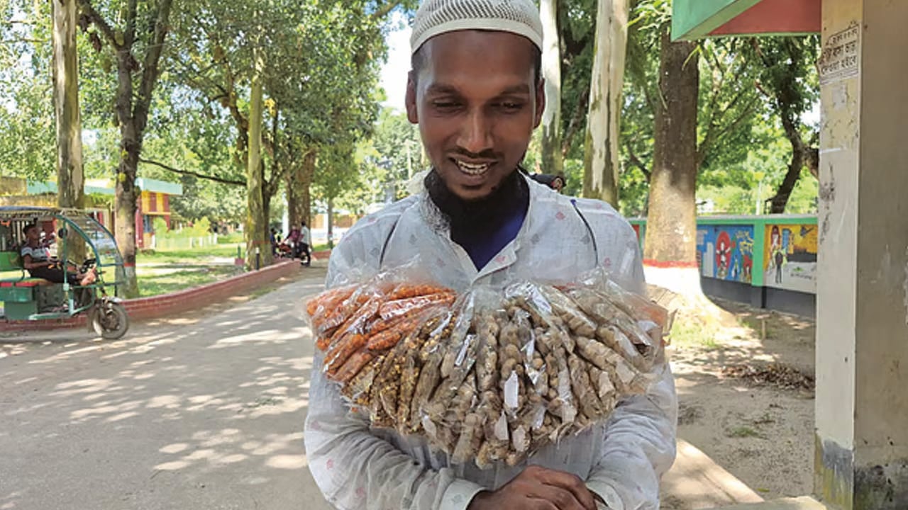 মানুষের সততাই ব্যবসার ভরসা দৃষ্টিপ্রতিবন্ধী রাজুর