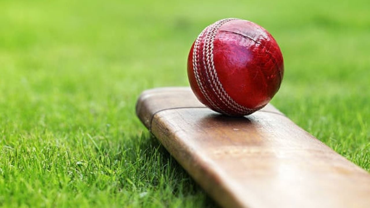 ম্যাচ চলাকালে প্রেমিকাকে মেসেজ দিয়ে শাস্তি পেলেন ক্রিকেটার