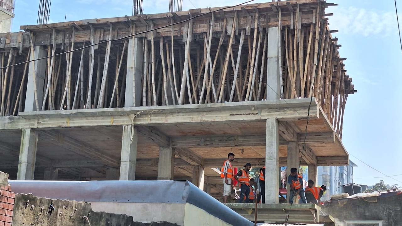 মিরপুর ১ নম্বরের শাহ আলীবাগ এলাকার একটি  নির্মাণাধীন ভবনের নকশাবহির্ভূত অংশ রাজউকের অভিযানে ভেঙে ফেলা হয়। ছবি: সিজেডএন টোয়েন্টিফোর
