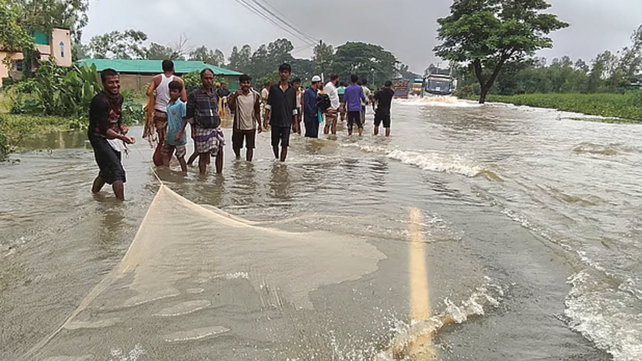 চট্টগ্রাম-কক্সবাজার মহাসড়কে জাল ফেলে মাছ ধরছেন স্থানীয়রা