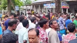কুড়িগ্রামে সার না পেয়ে সড়ক অবরোধ, কৃষি কর্মকর্তা অবরুদ্ধ 