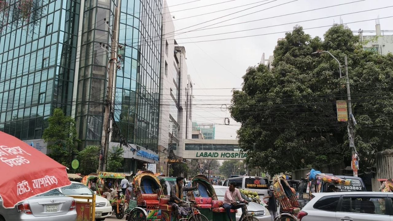 গ্রিন রোডের দুই পাশে অসংখ্য হাসপাতাল, ক্লিনিক ও ডায়াগনস্টিক সেন্টার থাকায় অনেক রোগী ও তাদের স্বজনেরা আসে। এতে এই সড়কে যানজটের সৃষ্টি হয়। ছবি: সিজেডএন টোয়েন্টিফোর