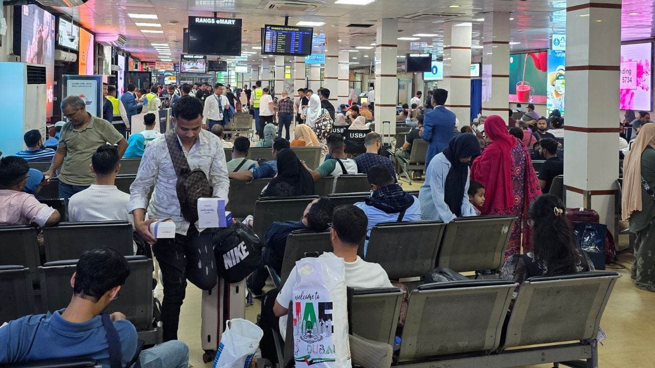 নির্ধারিত সময়ে বিমান না ছাড়ায় ভোগান্তিতে যাত্রীরা