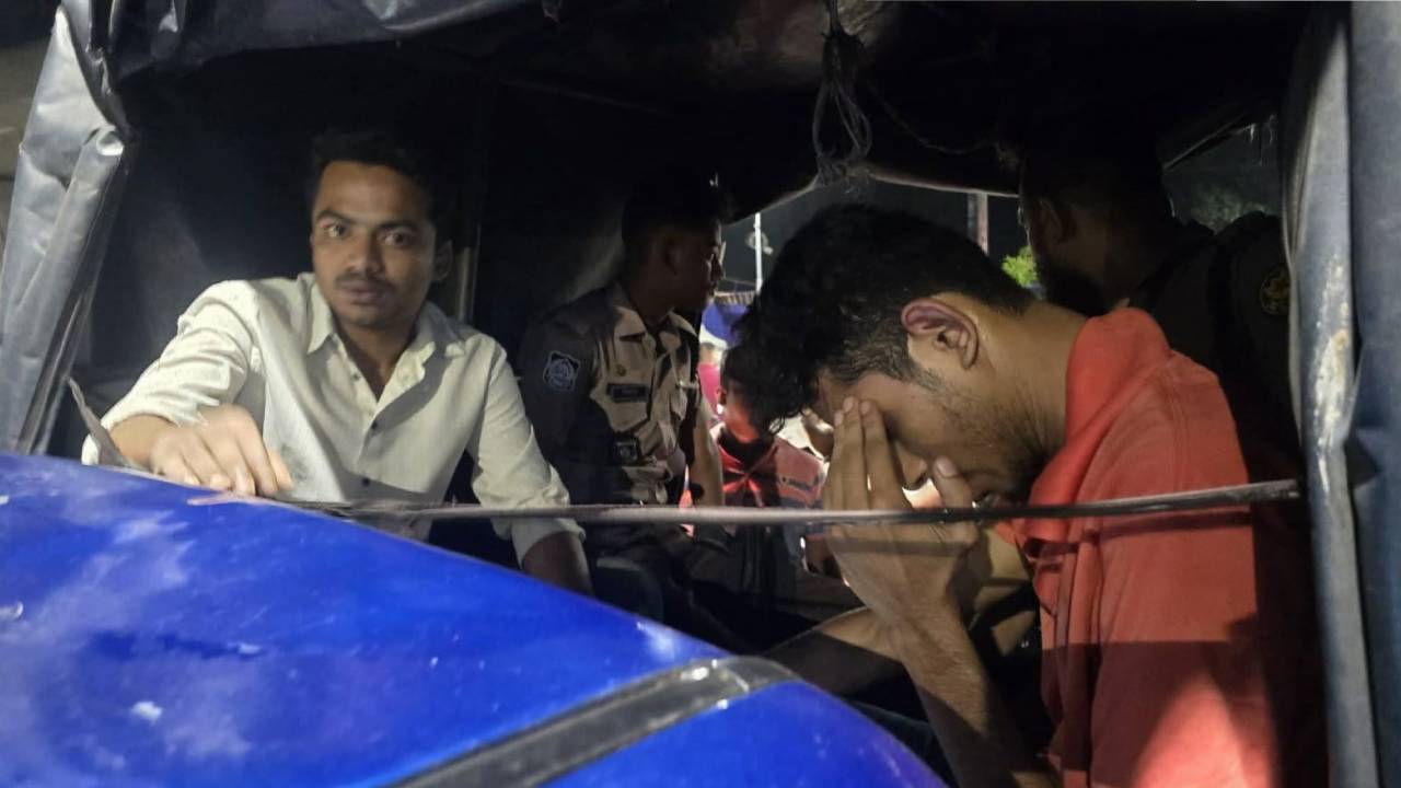 ১৫ আগস্ট ভোরে ঢাবিতে খাবার বিতরণ, ২ ছাত্রলীগ কর্মী আটক