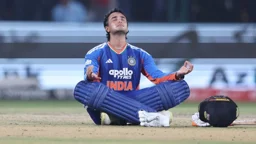 ৩০ বলে সেঞ্চুরি অভিষেকের, পাওয়ার প্লেতে বিশ্বরেডর্ক