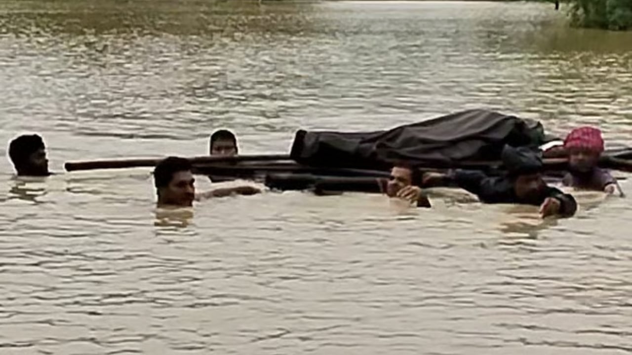 বন্যার পানিতে ডুবেছে কবরস্থান, ভেলায় ভাসিয়ে নেওয়া হলো মরদেহ