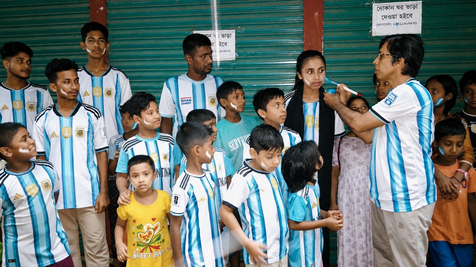 ভালোবেসে ৩ হাজার সমর্থকের শরীরে আর্জেন্টিনার পতাকা এঁকেছেন হাসমত