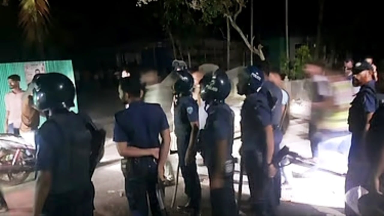 নোয়াখালীতে বিএনপি-আওয়ামী লীগ সংঘর্ষ: ভাঙচুর-অগ্নিসংযোগ