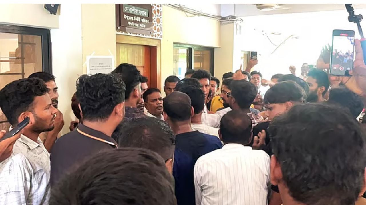 নাটোরে বিএনপির নেতা-কর্মীদের বিরুদ্ধে থানায়
অভিযোগের পর ডিসি ও দুই ইউএনকে প্রত্যাহার